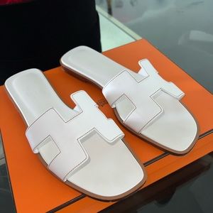 Hermes Box Calfskin Oran Sandals in size women's EU 39 in the color Blanc White.